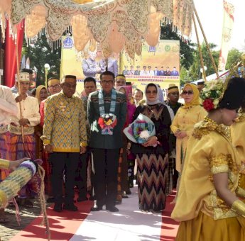 Kunjungan di Bone, Nurdin Abdullah Disambut Tari Adat Alusu&rsquo;