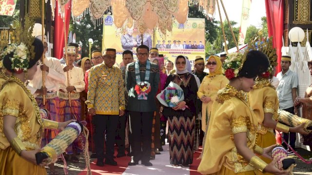Tari Adat Alusu' sambut kedatangan Gubernur Sulsel Nurdin Abdullah di Pelataran Rumah Jabatan Bupati Bone, Jumat (05/04/2019).