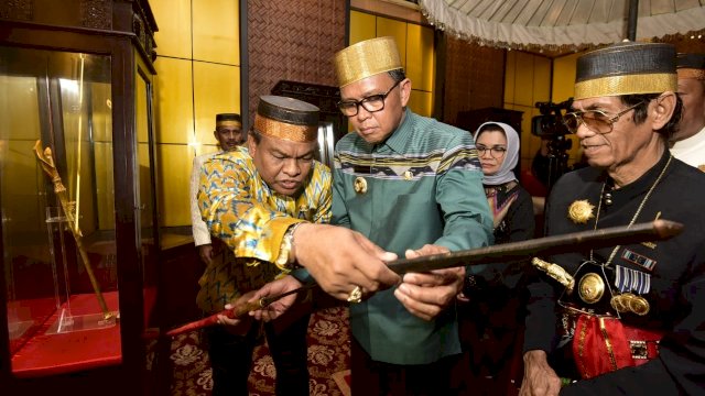Bupati Bone, Andi Fashar Padjalangi memperlihatkan pusaka peninggalan kerajaan Bone kepada Gubernur Sulsel Nurdin Abdullah, Jumat (05/04/2019).