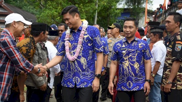 Bupati Gowa, Adnan Purichta Ichsan menyalami warga Kecamatan Tinggimoncong, Jum'at (05/04/2019).