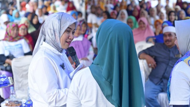 Anggota Komisi IX DPR RI, Aliyah Mustika Ilham berbincang demgan warga saat menggelar sosialisasi KKBPK, di Kompleks Perumahan Aroepala, Kelurahan Tamangapa, Kecamatan Tamalanrea, Kota Makassar, Jumat (05/04/2019).