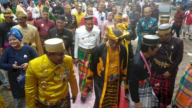 Prosesi Napak Tilas mengenang persaudaraan antara dua kerajaan besar, yaitu Kerajaan Bone dan Buton, berlangsung di Goa Janci, Kecamatan Awangpone, Kabupaten Bone, Jumat (05/04/2019).