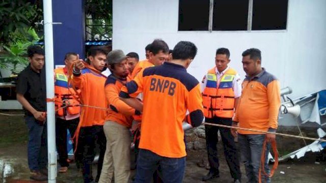 Simulasi penanggulangan bencana di Bank BRI Kantor Cabang Kabupaten Sinjai oleh petugas BPBD, Jumat (05/04/2019).