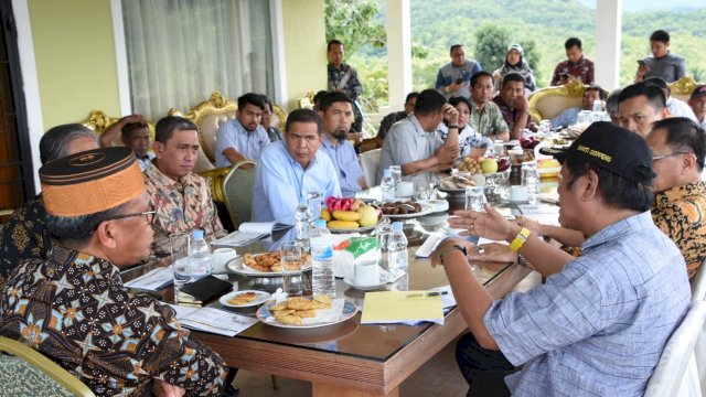 Pertemuan Gubernur Sulsel, Nurdin Abdullah bersama Bupati Soppeng Andi Kaswadi Razak, Bupati Wajo Amran Mahmud, dan Bupati Sidrap dan seluruh unsur terksit membahas pemanfaatan danau tempe, di Lejja Kecamatan Marioruawa, Kabupaten Soppeng, Sabtu (06/04/2019).