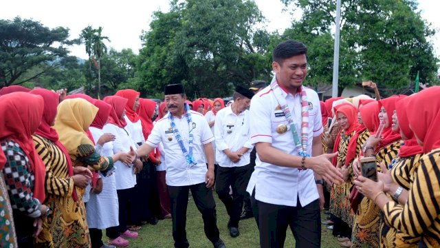 Bupati dan Wakil Bupati Gowa, Adnan Purichta Ichsan dan Abdul Rauf Malaganni menyalami warga saat kunjungan kerja di Kecamatan Parangloe, Sabtu (06/04/2019).