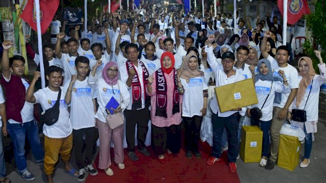Anggota Komisi IX DPR RI, Aliyah Mustika Ilham bersama ratusan suporter PSM Makassar yang tergabung dalam Laskar Ayam Jantan saat sosialisasi Pembanhunan Keluarga, Jl. Beruang Kota Makassar, Sabtu (06/04/2019).