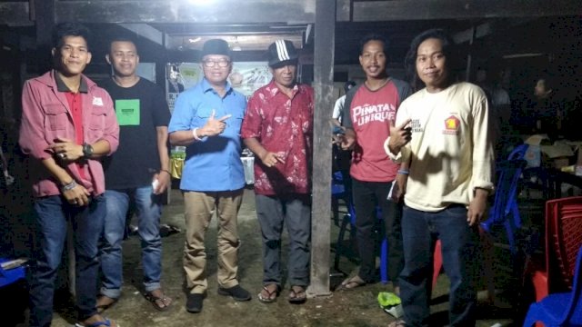 Calon Anggota DPR RI, Agus Arifin Nu'mang bersama warga di dusun Cappakala, kecamatan Mattiro Sompe, Kabupaten Pinrang, Sabtu (06/04/2019).
