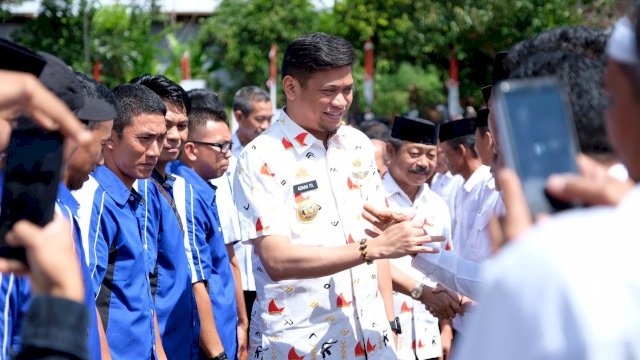 Bupati dan Wakil Bupati Gowa, Adnan Purichta dan Abdul Rauf Malaganni menyalami warga saat melakukan kunjungan kerja di Desa Bontoloe, Kecamatan Bontolempangan, Minggu (07/04/2019).
