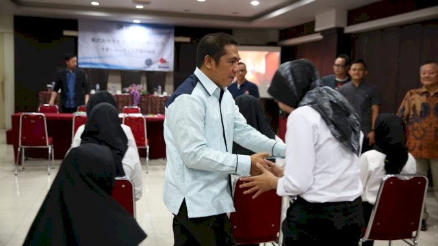 Wakil Wali Kota Makassar, Syamsu Rizal (Deng Ical) menyalami satu persatu perawat yang akan magang ke Jepang, di Hotel Celebes Makassar, Minggu (07/04/2019).