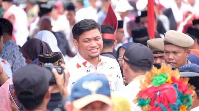 Bupati Gowa, Adnan Purichta Ichsan berbincang dengan warga saat melakukan kunjungan di Desa Bontomanai, Kecamatan Bungaya, Kabupaten Gowa, Minggu (07/04/2019).