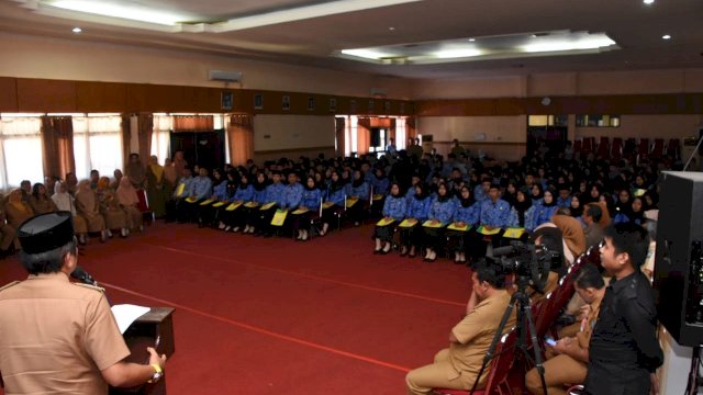 Penyerahan 207 SK CPNS dan SK Kenaikan Pangkat lingkup Pemerintah Kabupaten Soppeng, di Ruang Pola Kantor Bupati Soppeng, Senin (08/04/2019).