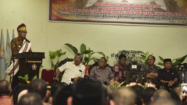Gubernur Sulsel, Nurdin Abdullah, memberikan arahan pada ratusan Kepala Sekolah Tagiri Makale, Toraja Utara, Minggu (07/04/2019) kemarin.