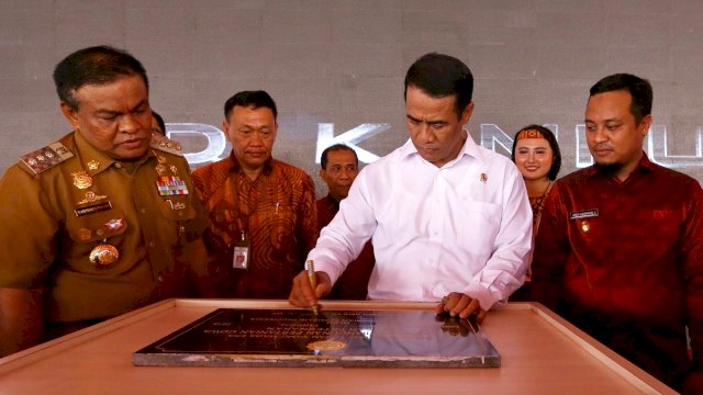 Menteri Pertanian Andi Amran Sulaiman, menandatangani prasasti peresmian Kampus II Bone Politeknik Pembangunan Pertanian Gowa, di Desa Mappasangka dan Desa Turuadea, Kecamatan Ponre, Kabupaten Bone, Senin (04/08/2019).