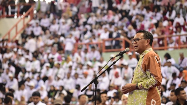 Gubernur Sulsel, Nurdin Abdullah menyampaikan sambutannya di hadapan ribuan penyuluh pertanian di GOR sudiang, Kota Makassar, Rabu (10/04/2019).