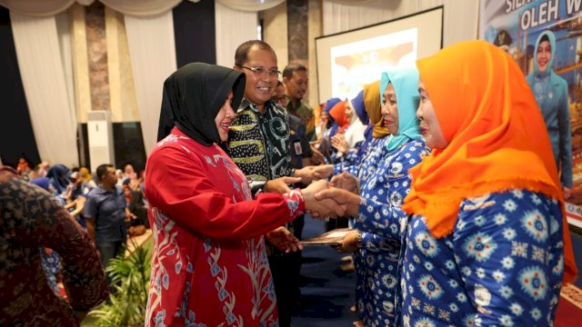 Wali Kota Makassar, Moh. Ramdhan 'Danny' Pomanto, bersama Ketua TP PKK Kota Makassar, Indira Jusuf Isma'il mengukuhkan Institusi Masyarakat PPKBD dan Sub PPKBD se-kota Makassar, di Kediaman Pribadinya, Jl Amirullah, Kamis (11/04/2019).