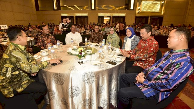 Menteri Pertanian Andi Amran Sulaiman, Gubernur Sulsel Nurdin Abdullah, Wakil Gubernur Sulsel Andi Sudirman Sulaiman, dan Ketua TP PKK Prov Sulsel Liestiaty F Nurdin bersama beberapa Anggota DPR RI Asal Sulsel yaitu Aliyah Mustika Ilham, Andi Ridwan Wittiri dan Amir Uskara pada acara Musrembang RKPD tahun 2020, di Hotel Claro Makassar, Kamis (11/04/2019).