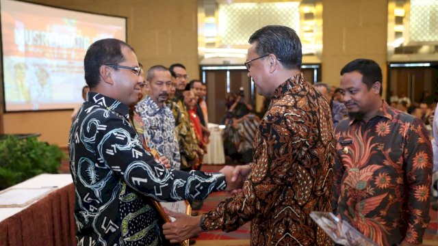 Gubernur Sulsel, Nurdin Abdullah memberikan penghargaan Kota Terbaik dalam Pembangunan Daerah kepada Wali Kota Makassar, Moh Ramdhan Pomanto, di Phinisi Ballroom, Claro Hotel Makassar, Kamis (11/04/2019).
