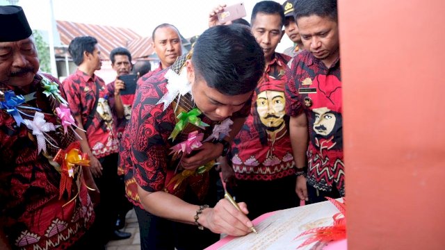 Bupati Gowa, Adnan Purichta Ichsan menandatangani prasasti peresmian Kantor Desa Bontosunggu, Kecamatan Bajeng, Kamis (11/04/2019).