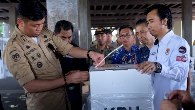 Bupati Gowa, Adnan Puricta Ichsan mengecek kesiapan kotak suara Pemilu sebelum didistribusikan ke seluruh wilayah Kabupaten Gowa, Jumat (12/04/2019).