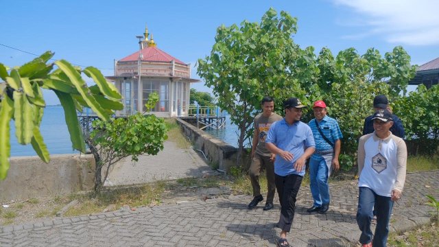 Wakil Gubernur Sulsel Andi Sudirman Sulaiman, bersama Wakil Bupati Pangkep Syahban Sammana, berjalan menyusuri salah satu Pulau di Daerah Pangkep, Sabtu (23/04/2019).