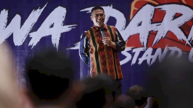 Wakil Wali Kota Makassar, Syamsu Rizal MI (Deng Ical) memberikan stand up dihadapan ratusan pegiat seni, di Ballroom Hotel Sahid Jaya Makassar, Sabtu malam (13/04/2019).
