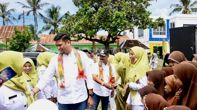 Bupati Gowa, Adnan Purichta Ichsan menyalami warga saat kunjungan di Kecamatan Biringbulu, Sabtu (13/04/2019).