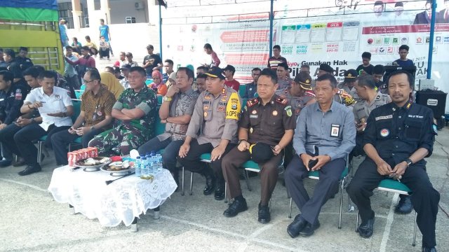 Pelepasan logistik Pemilu wilayah Kabupaten Soppeng, berlangsung di Lapangan Gasis Watansoppeng, Minggu (14/04/2019).