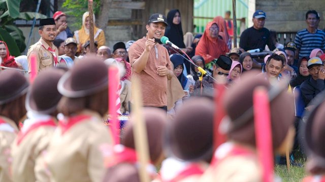 Wakil Gubernur Sulsel, Andi Sudirman Sulaiman memberikan arahan pada kegiatan Gerakan Pramuka Gugus Depan Pangkep SMPN 9 Satap Liukang Tupabbiring (Pulau Kulambing), di Lapangan sepak bola Pulau Kulambing, Minggu (14/04/2019).