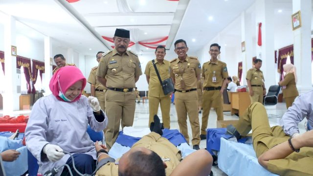 Wakil Bupati Gowa, Abdul Rauf Malaganni meninjau pelaksanaan donor darah yang digelar di Baruga Karaeng Galesong, Kantor Bupati Gowa, Senin (15/04/2019).