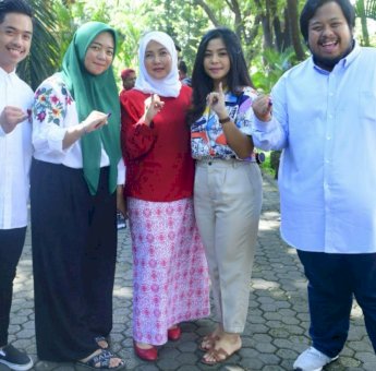 Aliyah Mustika dan Empat Anaknya Salurkan Hak Suara di TPS 17 Maricayya Baru