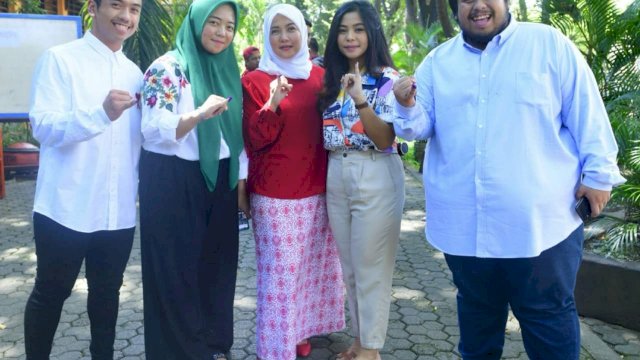 Calon Anggota DPR RI Incumbent, Aliyah Mustika Ilham bersama empat anaknya usai menyalurkan hak suaranya di TPS 17, Kelurahan Maricayya Baru, Kecamatan Makassar, Kota Makassar, Rabu (17/03/2019).