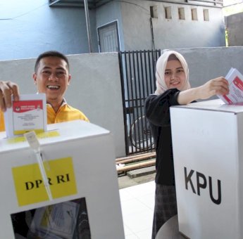 Bersama Isteri, Deng Ical Gunakan Hak Pilihnya di TPS 036 Kelurahan Balang Baru