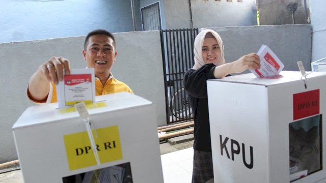 Wakil Wali Kota Makassar, Syamsu Rizal (Deng Ical) bersama isterinya Mellia Fersini menyalurkan hak pilihnya di TPS 036, Kelurahan Balang Baru, Kecamatan Tamalate, Rabu (17/04/2019).