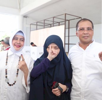 Danny Pomanto Nyoblos Bersama Istri dan Anak Sulungnya, Acungkan 1 Jari di TPS