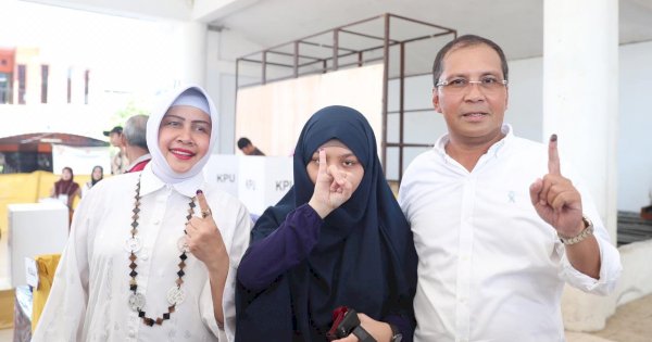 Danny Pomanto Nyoblos Bersama Istri dan Anak Sulungnya, Acungkan 1 Jari di TPS