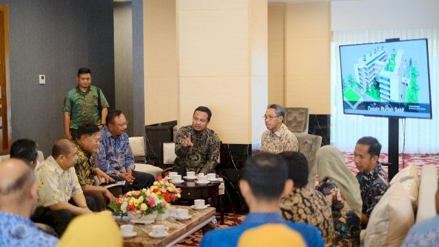 Pertemuan membahas rencana pembangunan Rumah Sakit di Kabupaten Takalar, berlangsung di Baruga Lounge Kantor Gubernur Sulsel, Kamis (18/04/2019).