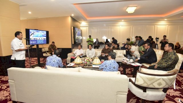 Salah satu calon Pj Wali Kota Makassar, Iqbal Suhaeb memaparkan Programnya di hadapan Gubernur Sulsel Nurdin Abdullah dan Wakil Gubernur Sulsel Andi Sudirman Sulaiman, di Baruga Lounge, Kantor Gubernur Sulsel, Kamis (18/04/2019).