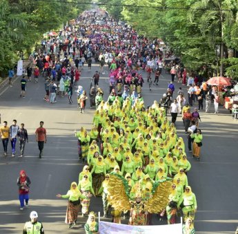 Gubernur Sulsel Sebut Festival Sarung PKK Kebanggaan untuk Dilestarikan