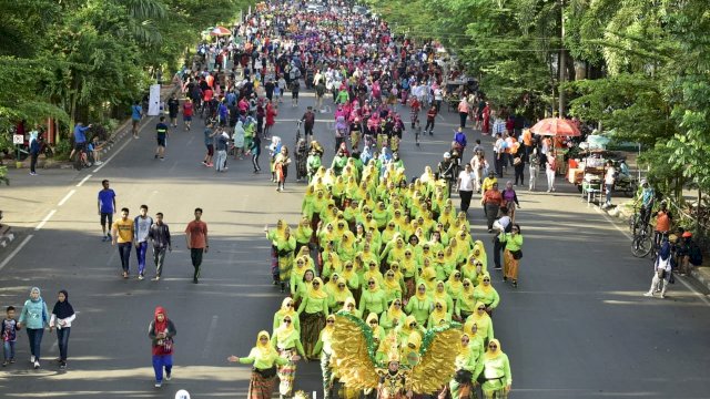 Festival Sarung, di Jalan Jendral Sudirman, Makassar, Minggu (20/04/2019).