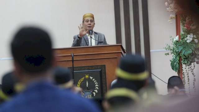 Wakil Wali Kota Makassar, Syamsu Rizal (Deng Ical) memberikan sambutan pada wisuda santri LP3Q, di Ruang Pola Kantor Gubernur Sulsel, Minggu (21/04/2019).