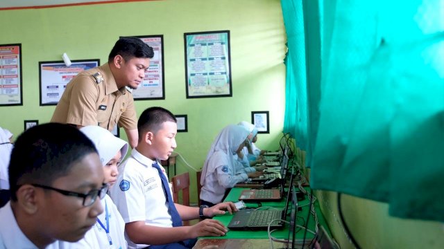 Bupati Gowa, Adnan Purichta Ichsan, memantau pelaksanaan UNBK tingkat SMP, Senin (22/04/2019).
