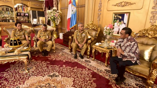 Gubernur Sulsel, Nurdin Abdullah menerima kunjungan Bupati Lutim, Thorig Husler, di Rumah Jabatan Gubernur Sulsel, Senin (22/04/2019).