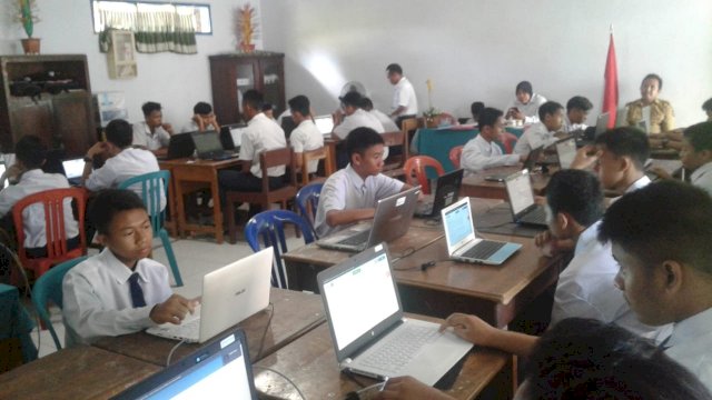 Proses UNBK di SMP Aksara Bajeng, Senin (22/04/2019).