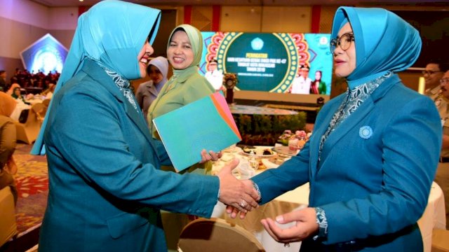 Ketua PKK Sulsel Liestiaty F Nurdin, menyalami Ketua PKK Kota Makassar, Indira Jusuf Ismail, Senin (22/04/2019).