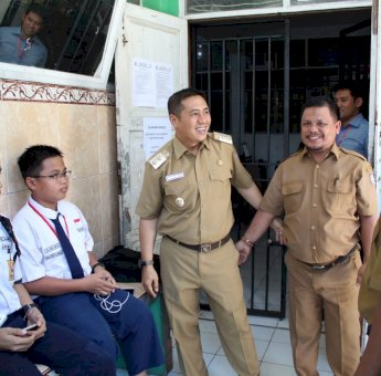 Deng Ical Pantau UNBK di SMPN 29 Makassar