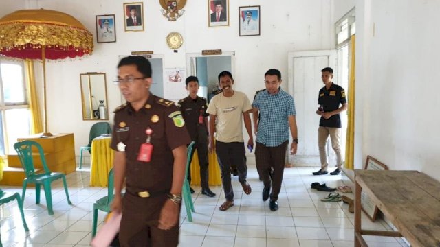 Kepala Desa Sengeng Palie Kabupaten Bone, Herman diamankan Tim Jaksa Kajari Bone, Senin (22/04/2019).