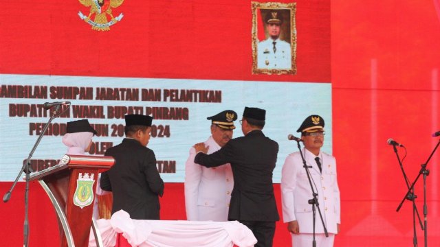 Gubernur Sulsel memakaikan tanda pangkat kepada Andi Irwan Hamid dan Alimin yang resmi menjabat sebagai Bupati dan Wakil Bupati Pinrang periode 2019-2024, Rabu (24/04/2019).