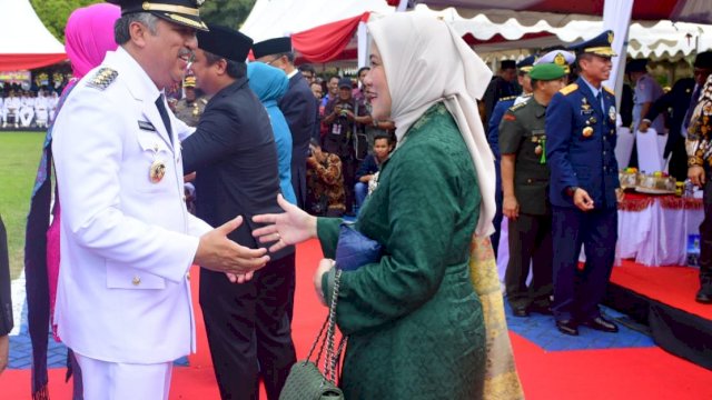 Anggota DPR RI, Aliyah Mustika Ilham menyalami Bupati Pinrang, Andi Irwan Hamid, Rabu (24/04/2019).