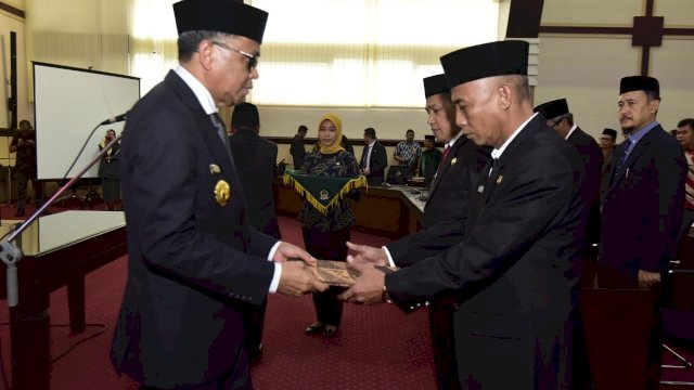 Pelantikan Kepala Bapenda Andi Sumardi Sulaiman, dan Kepala BKD Sulsel Asri Sahrul Said, di Ruang Rapat Pimpinan Kantor Gubernur Sulsel, Kamis (25/04/2019).