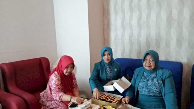 Andi Sommeng (ujung kanan), Pengurus PKK Kota Makassar yang meninggal dunia di Bandara Sukarno Hatta, Cengkareng, Kamis (25/04/2019) malam.